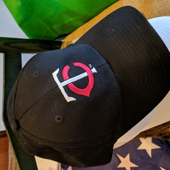 NWOT Minnesota Twins Black Cap - Picture 2 of 4